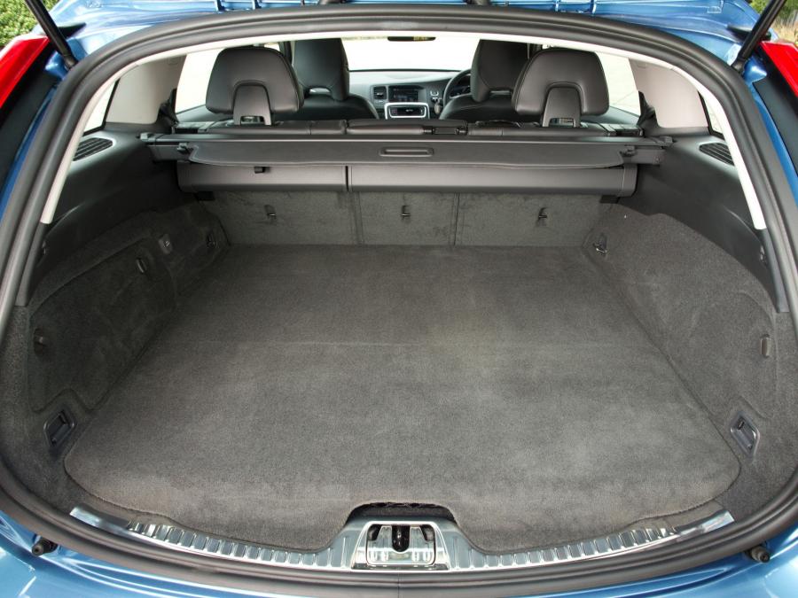  Volvo V60 D6 Plug-In Hybrid 2013 года  (UK) (фото 4 из 13)